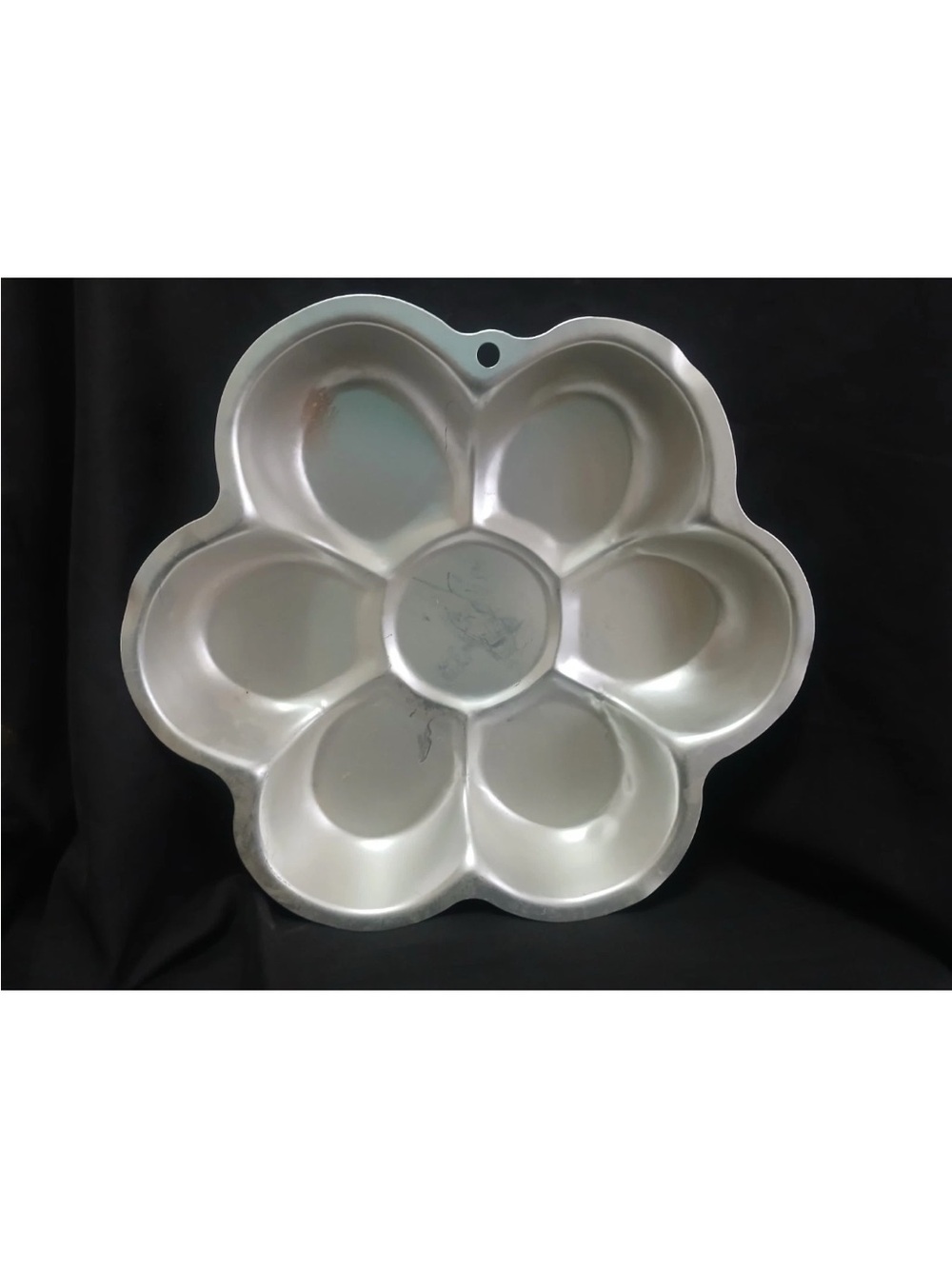 Wilton Flower-Shaped Baking Mold in Silver Finish - 7-Cavity